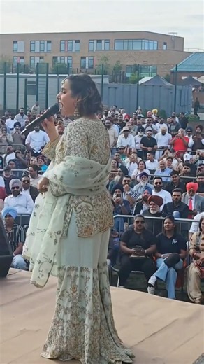 Sunanda sharma live show London Mare Mummy 🥰 #sunandasharma #live #latestpunjabsong #concert