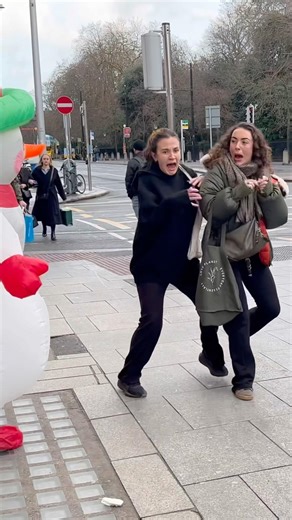 #snowman #prank #funny #viral #funnyvideo #funnymoments #prankvideo #funnyprank ‪@nicoprank‬