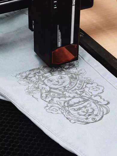 👖#Transform a simple pair of jeans into a work of art using #AtomStackA70Pro🎨 What should we engrave next? #diy #laserengraving #creativefashion #jeansart #AtomStack #diyfashion #laserengraver