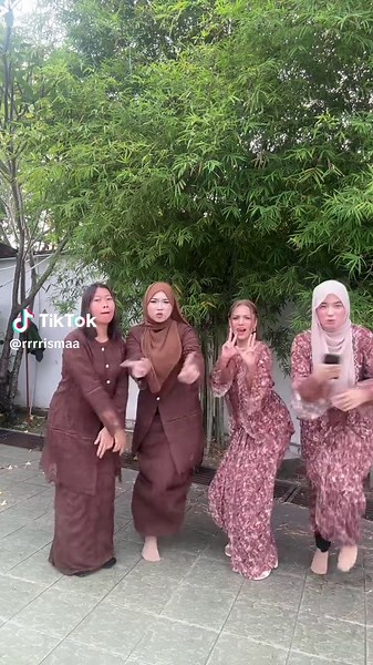 Explore JTT's Trendy Raya Fashion for Women