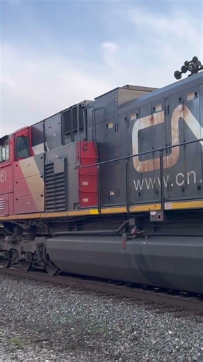 CN SD70M-2 leads ns train!
