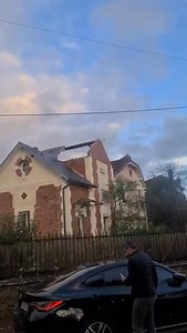 29K views · 292 reactions | ️TORNADE DE ERMONT : de lourds dégâts ! Exemples de dégâts observés entre Ermont et Sanois avec toit complètement envolé. 3 grues de chantier sont tombées comme un château de carte. Malheureusement, un lourd bilan est observé avec 1 décès et 4 blessés graves. Vidéo de Francia Italy pour Météo Nord Parisien - Votre météo sur le nord de l'IDF et l'Oise | Météo Nord Parisien - Votre météo sur le nord de l'IDF et l'Oise | Facebook