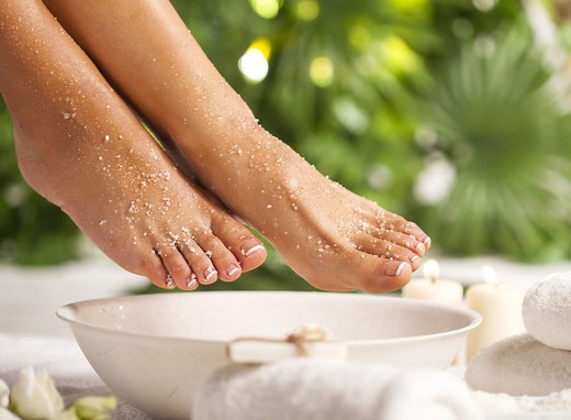 Bain de pieds : douleur, oedème, goutte, recettes, comment faire ?