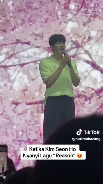 Maapin ya goyang, cuman dia cakep banget plus suaranya AARRRGHHHH😭😭😭❤️❤️❤️ #kimseonho #kimseonho #fanmeetingkimseonho #fanmeetingkimseonhoindonesia #seonho #seonho__kim #seonhohada #seonhohadaindonesia #seonhoppa #onetwothreesmile #onetwothreesmileinjkt #onetwothreesmilewithseonho #kimseonhofanmeeting #kimseonhooppa #reasonkimseonho #fancam #fancam🍎✨