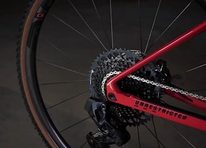 URS 01, idealny rower na kolejny rok nieograniczonej eksploracji dróg. BMC URS - nazwa nawiązuje do angielskiego słowa „UnReStricted”, którego polskim odpowiednikiem jest „nieograniczony”. Określenie to idealnie oddaje charakter rowerów BMC typu gravel. Bez kompromisów, bez ograniczeń dzięki sprawdzonym rozwiązaniom: ➡️ Geometria Gravel ➡️Tuned Compliance Concept (TCC) Gravel ➡️Zintegrowane osłony ➡️ Mocowanie przy górnej rurze Dowiedz się więcej o rowerach gravel na naszej stronie: https://bmc-