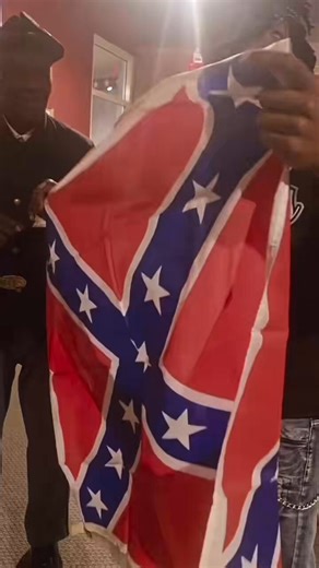 👀The battle flag of the Confederacy versus the Confederate flag.👀💯You learn something new every day.💯