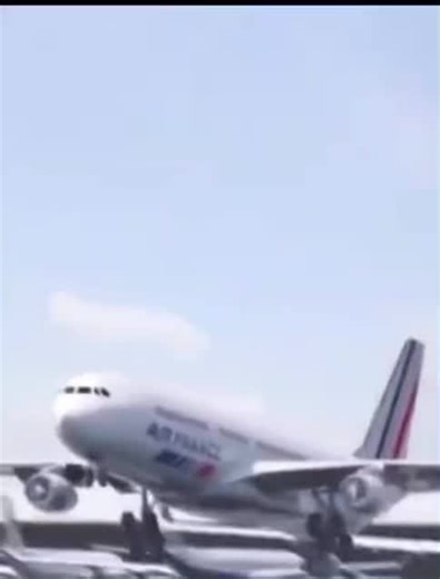 Air France Large-Capacity Jet Landing Sequence