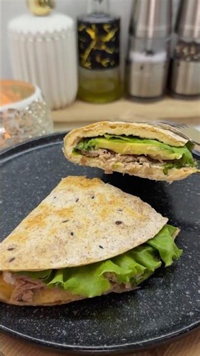 High-Protein Tuna & Avocado Breakfast Wrap 🥑🐟