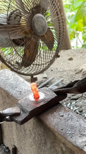 Crafting Heavy Nails | Historical Smithy Processes Reviewed