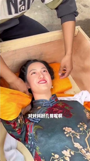 Customer customizes barbecue restaurant with beauty wax figure in box