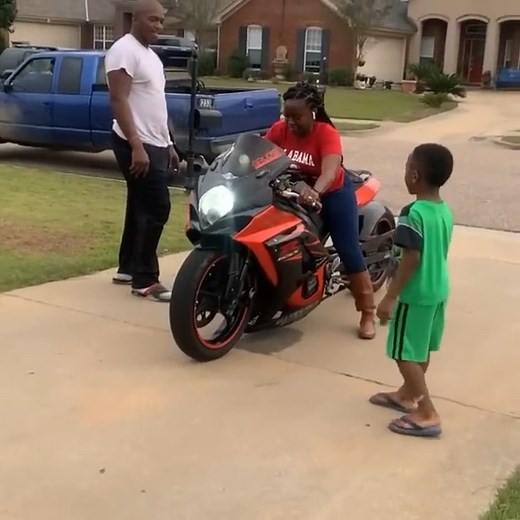 First time on the gsxr1000 stretch street bike 😁 | Mono Moto Show