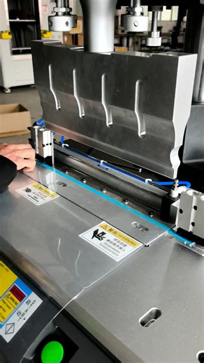 Tape-Free PET Film Plate Mounting Solution for Flexographic Printing Cylinders We present an advanced tape-free flexographic plate mounting system based on ultrasonic welding technology. By welding PET film with double plastic strips, the plate base remains clean, stable and durable, without adhesive tape. This solution is designed for rotary flexographic printing machines, helping manufacturers reduce consumable costs and improve long-term reliability. Advantages: Clean plate base after welding