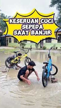 Keseruan cuci sepeda saat banjir #wakmi #videolucu #sepeda #comedy #funny #lucu