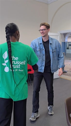 #AD Next time you’re ordering from @deliveroo, make sure to have a look at the round-up feature. Your money is making so much difference. Last week I visited Tottenham Foodbank which is part of the @trusselltrust network to hear about the support they provide across their 1,300 food bank centres. Your round-ups have already funded 3.5 million meals so far. If you can, next time you’re ordering, please do donate to support them. Every penny really does count. | Deliveroo