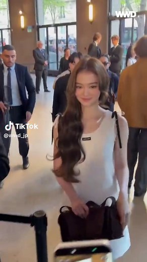 「ミュウミュウ（MIU MIU）」 2026-27年秋冬コレクションのショー会場にMEOVVのエラが来場！ ⁡ #MIUMIU #Ella #pfw #WWDJAPANパリコレ