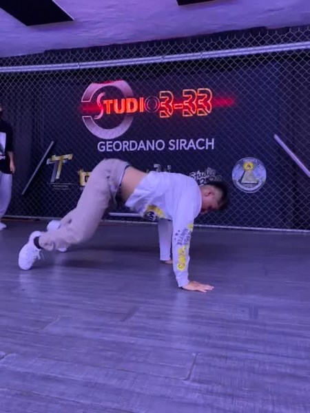 Breakdancing Routine in Studio - Geordano Sirach