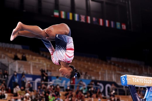 How did Simone Biles overcome the twisties?