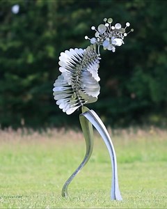 Prepare to be mesmerized! ✨ We love Anthony Howe's incredible new "Bubble Head" Kinetic wind sculpture. This piece is pure magic in motion! Anthony Howe is a master at transforming metal into dynamic, wind-powered art that seems to defy gravity. Imagine a sculpture where fluid forms gracefully dance and shift with every breeze, creating an intoxicating visual effect. It's truly a breathtaking blend of art and the elements💨 #AnthonyHowe #KineticArt #WindSculpture #BubbleHead #MetalArt #Sculpture