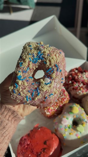 eat • drink • play | Charleston, SC on Instagram: "• BKeDSHop • Mt Pleasant • Charleston, SC • Charleston’s BEST donuts - this is @bkedshop! My sweet tooth jumped for joy last week as I popped into BKeDSHop’s newest location in Mt Pleasant. Owners Chris and @keilagarateviera, who debuted their creations at farmers markets back in 2015, now have three brick and mortar spaces in Charleston, Mount Pleasant, and Summerville! What makes @bkedshop donuts so special? A brioche-style dough used to craft