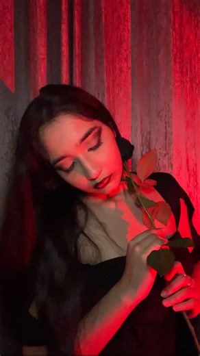 tossthatgloss💋| Makeup Artist 👩‍🎨 on Instagram: "control is often an illusion ~ morticia addams a halloween 🎃 look inspired by the wednesday character 🥀 #halloween #makeupartistinpune #makeupartist #fyp #explore #punemakeupartist #makeup #halloweentransition #halloweenmakeuptutorial #halloweenmakeupideas #halloweenmakeuplook #morticiaaddams #wednesdayaddams #wednesday #netflixwednesday #transition"