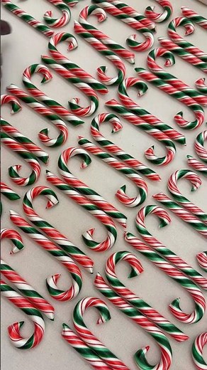 Cinnamon Candy Canes for some Christmas nostalgia 🎄❤️😍