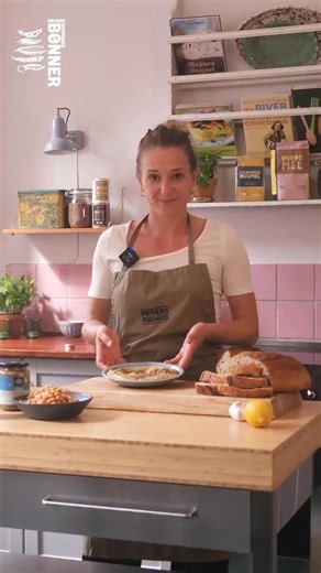 Opskrift: Nem, cremet hummus 💚🌿 Hummus behøver hverken tage tid eller kræve mange ingredienser. Her viser Cecilie, hvordan du på ingen tid kan lave din egen hjemmelavede hummus – perfekt som spread, på brød eller serveret sammen med bagte grøntsager. Hemmeligheden ligger blandt andet i et par isterninger... Opskriften finder du i vores nye kogebog Meyers Hverdagsbønner, som bugner af idéer og inspiration til at få flere bælgfrugter ind i hverdagens måltider. Find den i din lokale boghandel ell