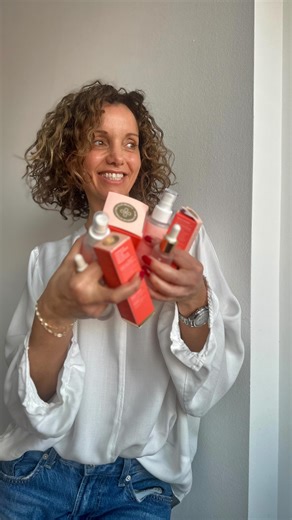 Metka Albreht on Instagram: "•••• 🩷 •••• Ko se nečesa navadim, ne spustim. Dosledna sem. Še posebej, če mi moja Betka na vrhu Šmarke reče, da mam ful lepo kožo in me vpraša, kaj za hudiča uporabljam. Jaz: “Eh, nič.” Pol pa klik. Spomnim se, da sem pred mesecem KONČNO odprla darilček in začela uporabljat kremo in serum … Hm, mogoče je pa tuki skrivnost moje lepe kože. 😌✨ . . . . #elixire #dosledna #realno #lepakooza #kajpouporabljas smarna klikmoment darilcek seruminakrema"