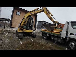 基礎工事の掘削と砕石敷均し