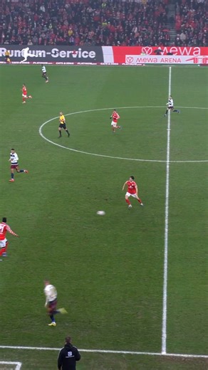 危機を察知したマインツの日本代表MF佐野海舟が絶妙タックル！