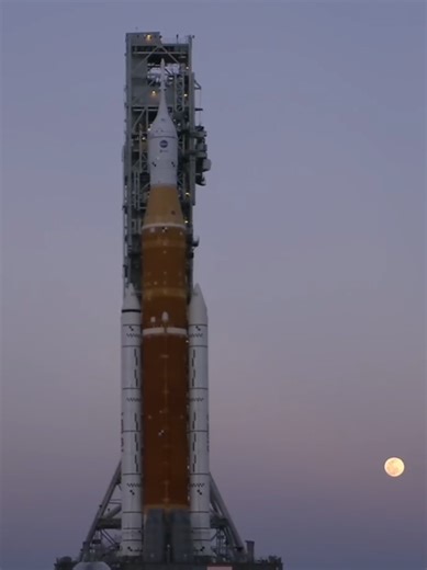 Artemis II gagal meluncur Sabtu ini. NASA mengumumkan penundaan peluncuran Artemis II dari tanggal yang sebelumnya diharapkan 7 Februari 2026 dan kini menargetkan paling cepat Maret 2026 untuk kesempatan peluncuran berikutnya. Selama wet dress rehearsal atau uji pre-peluncuran yang mensimulasikan proses pengisian bahan bakar dan countdown, tim teknisi menemukan kebocoran pada sistem bahan bakar hidrogen cair di roket SLS sehingga latihan tersebut harus dihentikan. Tes ini sangat penting karena b