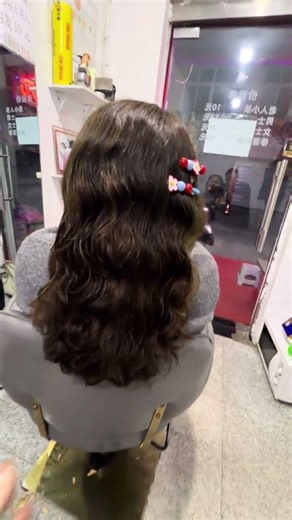 Capturing Random Moments Amidst the Busy Spring Festival Rush