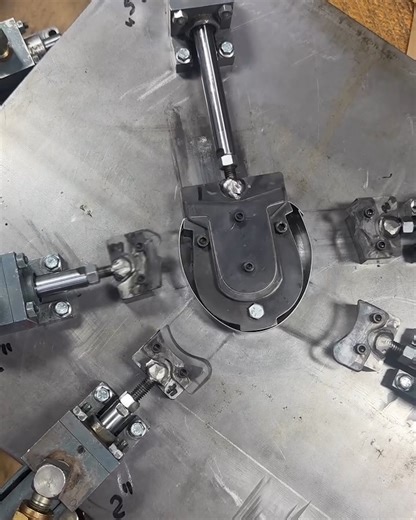 These jigs turn strips of metal into detailed cookie cutters 🤯🍪 | UNILAD Tech