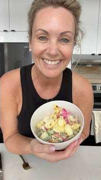 Cabbage salad with grilled halloumi