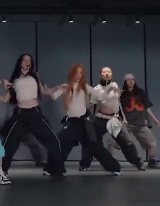 But really, did we forget she was literally the “hidden trainee” and “SM’s secret weapon”? SM probably did not want other companies to scout her and kept Winter a secret 😭 https://t.co/rna5vEV9aZ