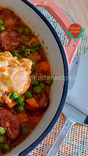 Ervilhas com Ovos Escalfados e Chouriço‼️Fácil e Barato! Hoje vou preparar Ervilhas com Ovos Escalfados e Chouriço, um prato clássico da gastronomia portuguesa, uma receita que adoro! É muito fácil de fazer e ainda por cima é um prato barato, é perfeita para um almoço ou jantar reconfortante. Portanto, se gosta de ervilhas e de ovos, não pode perder este vídeo. Deixe o seu like, subscreva-se ao canal e partilhe com os seus amigos. Depois de experimentar não se esqueça de deixar um comentário sob