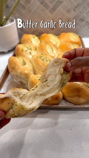 Butter Garlic Bread | Foodzizzles