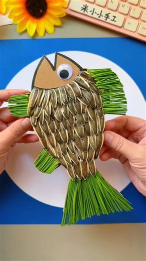 Use melon seed shells and packaging boxes to make three-dimensional and flexible fish. Try it with your children #fblifestyle #papercrafts | Art, Crafts and Journals