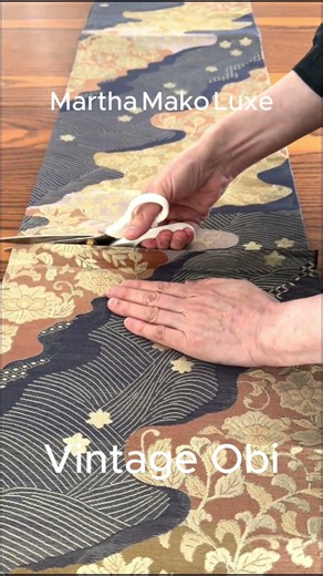 正絹帯をザクッ✂️流水に咲く金彩草花の雅｜和モダン タペストリーに。#帯リメイク ＃着物リメイク #テーブルランナー #タペストリー #帯 #着物 #marthamakoluxe