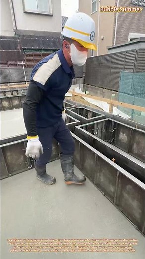 Assemblage de coffrages : construction de moules en béton pour les fondations de bâtiments
