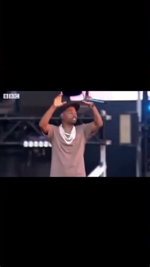 Crowd sings The Box for Roddy Ricch