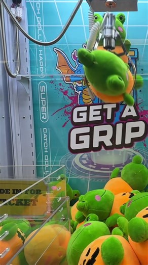 Winning a #halloween frog on a #clawmachine at #getagripclawcade @Getagriparcade1