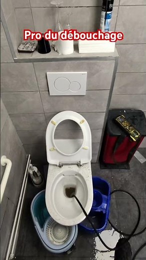 “Quand les toilettes sont totalement bouchées… voilà ce qu’il faut faire 👇”
