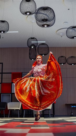 Panka&Csabó | Néptáncoktatás on Instagram: "~ Életöröm, Tűz, Cigánytánc💃🔥 . Dec. 10-én, a "Legyen tánc!" sorozat 2. alkalmán, Felső-Tisza vidék cigány táncai töltötték be a @museumofethnography terét. Az életigenlés, a szabadság, a felszabadultság ott volt minden mozdulatban. A ritmus vitt, a tánc összehozott, pillanatok alatt közösséggé formált minket. . A tánc után sem siettünk haza: maradtunk beszélgetni, élményeket megosztani, sőt interjúk is készültek. Ilyen, amikor a tánc feltölt és való