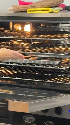 Such a fun and easy way to make colorful Easter cookies! | The Cookie Countess