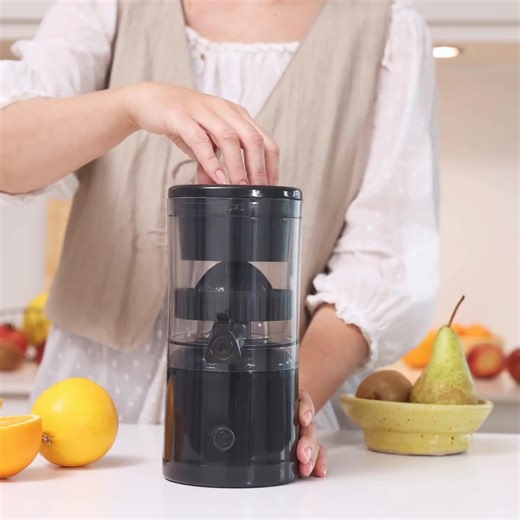 𝐃𝐞𝐭𝐭𝐞 𝐉𝐀 𝐓𝐀𝐊 𝐞𝐫 𝐝𝐞𝐬𝐯æ𝐫𝐫𝐞 𝐮𝐝𝐥ø𝐛𝐞𝐭. ✅✅JA TAK✅✅ 🥭🍊 Smart Bærbar Juicer 🍊🥭 🍋 Lav friskpresset juice, hvor som helst og når som helst! Denne smarte og kompakte juicer gør det nemt, at nyde frisk juice derhjemme, på arbejdet eller på farten. Den er let at bruge, nem at rengøre og oplades hurtigt via USB. 👉JA TAK PRIS KUN 99kr Fordele: 🧃Frisk juice på få sekunder: Effektiv motor presser saften ud af dine yndlingsfrugter. ⚡Genopladelig med USB: Praktisk opladning – perfek