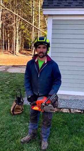 How to carry a chainsaw Hope this helps! Have a great day everyone 🤙🌲🌳#treecare #treework #chainsawskills #chainsaw #chainsawc | Top branch