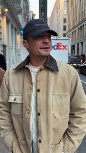 Complex Style on Instagram: "Orlando Bloom giving the most refreshing fit check in 2025 😭🔥 🎥: @thepeoplegallery_"