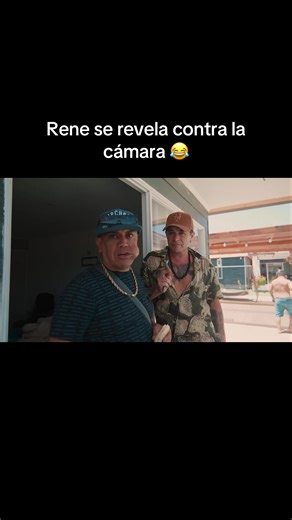 Rene se rebela contra la cámara en un momento hilarante