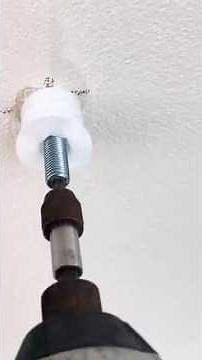 Comment fixer des colliers de descente de gouttières sur une isolation ?