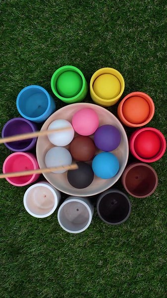 Bolinhas coloridas nos copos 🟡🔵 diversão com cores